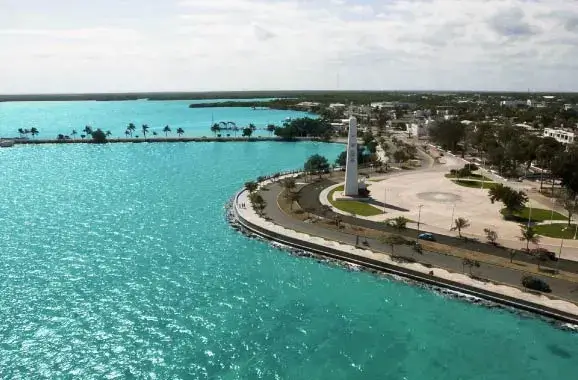 malec�n en la bah�a de chetumal