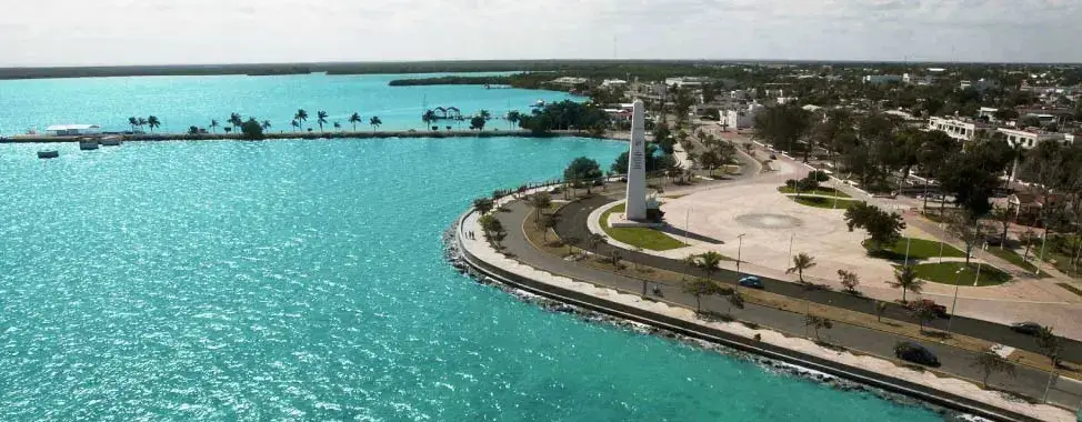 malec�n en la bah�a de chetumal