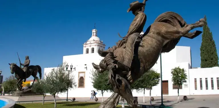 estatua vaquero plaza del �ngel en chihuahua