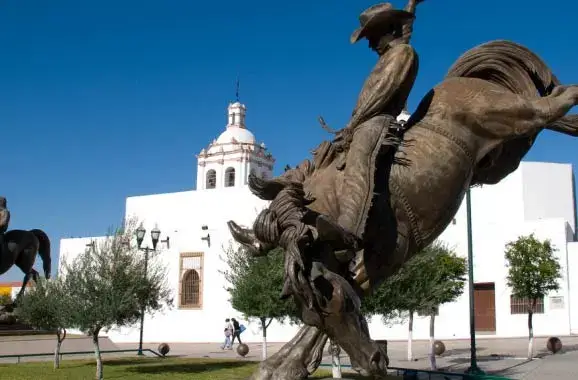 estatua vaquero plaza del �ngel en chihuahua