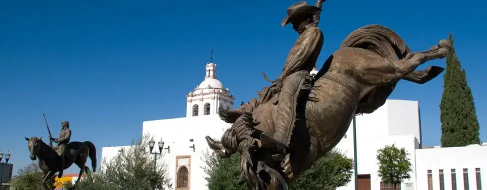 estatua vaquero plaza del �ngel en chihuahua