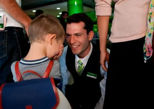 agente de renta de autos recibiendo clientes