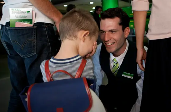 agente de renta de autos recibiendo clientes