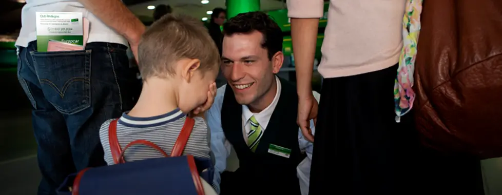 agente de renta de autos recibiendo clientes