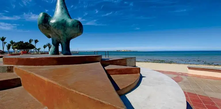 escultura en malec�n la paz