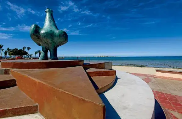 escultura en malec�n la paz