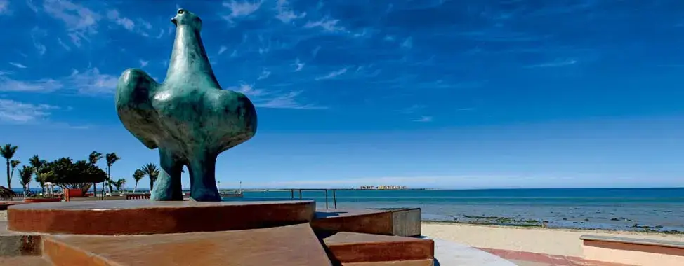 escultura en malec�n la paz