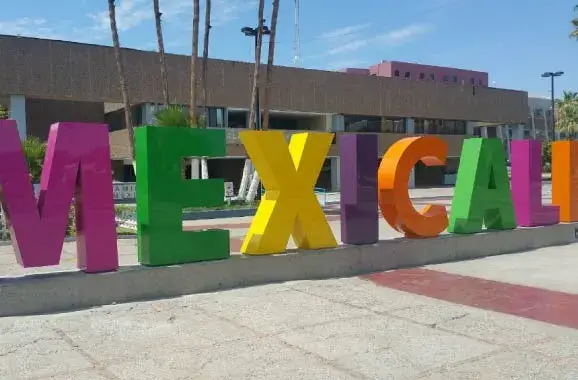 letras monumentales en plaza de los tres poderes en mexicali