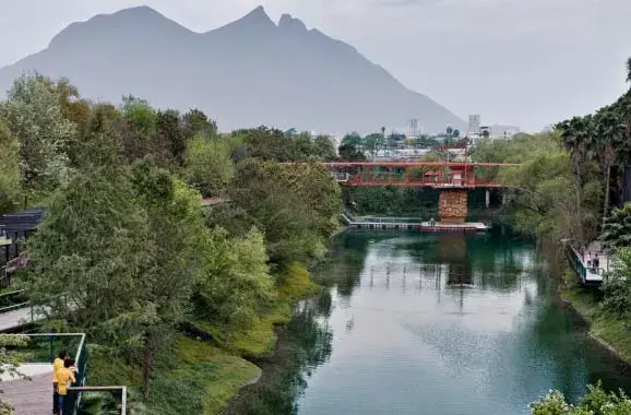lago de loroventura con vista al cerro de la silla en monterrey