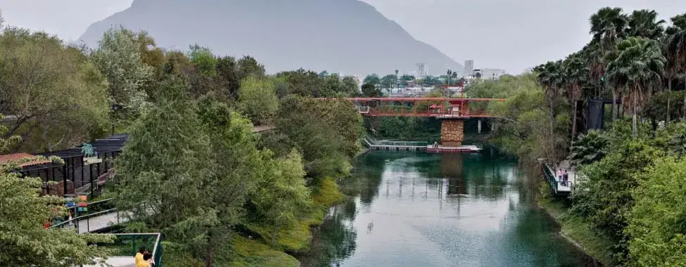 lago de loroventura con vista al cerro de la silla en monterrey