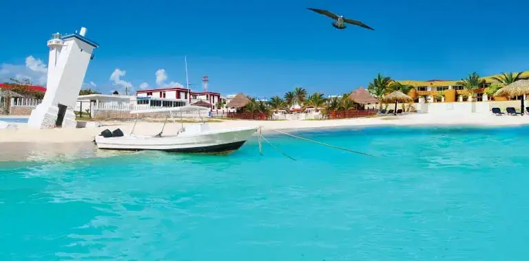 faro inclinado en puerto morelos